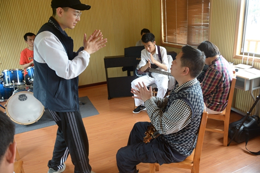 上海音乐学院现指导贵州盛华职业学院盲人乐团